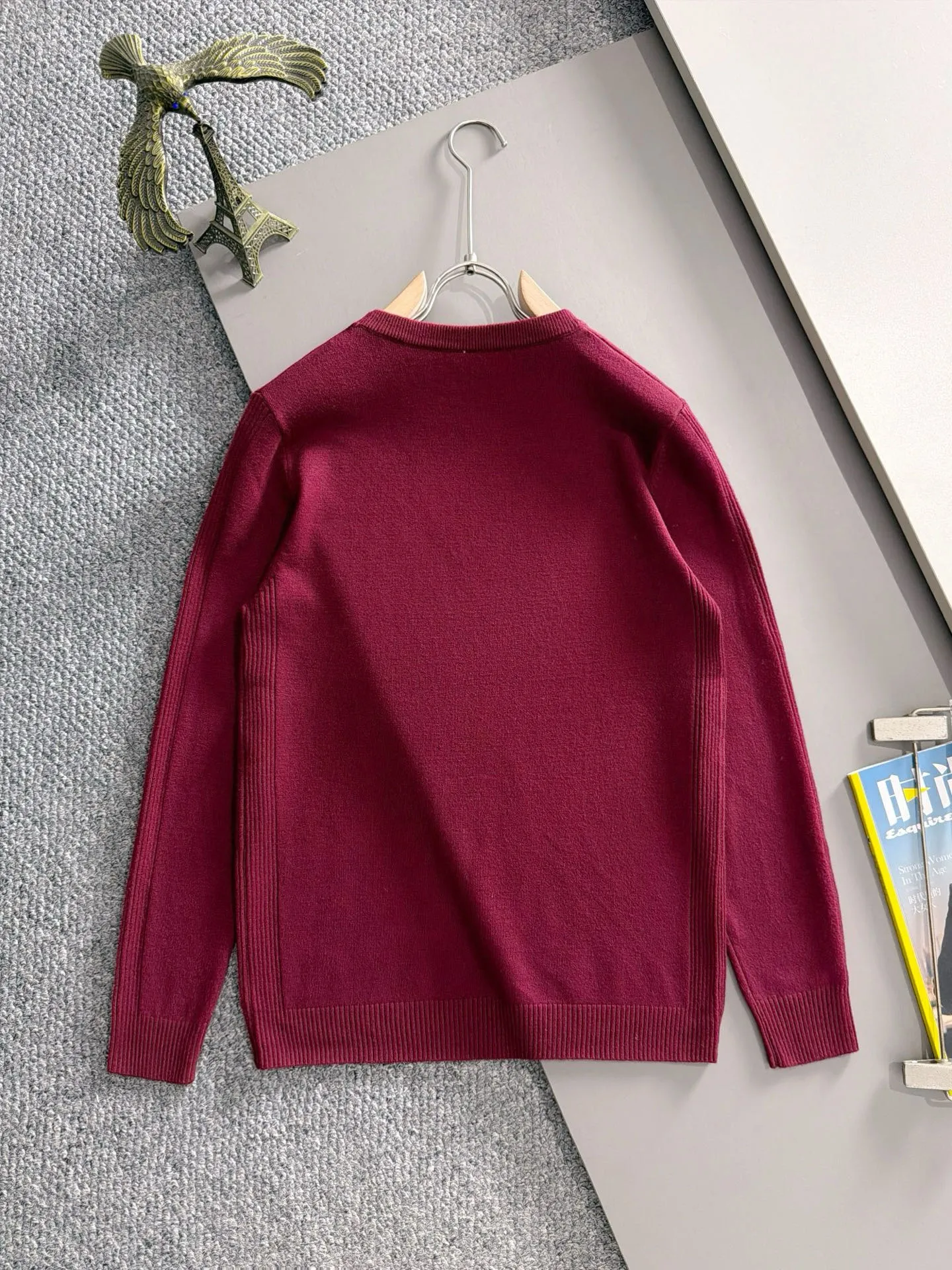 The latest knitted sweaters from Balenciaga’s 2026 Autumn and Winter official website are now on sale at the counter for Hot Sale! Specially made of wool blended fabric. It feels comfortable and can be directly in contact with the skin. The logo badge is exquisitely embroidered, which is extremely eye-catching! The details highlight the fashionable charm of big brands. Exquisite workmanship. Three-dimensional cutting style. The wearing effect is invincible and handsome! All three standards are complete! Sizes:M-3XL